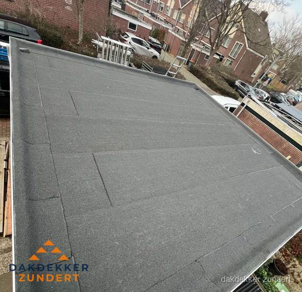 Nieuwe bitumen dakbedekking op plat dak van garage in Zundert
