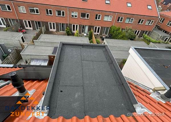 Plat dak met bitumen bedekking naast dakkapel in Zundert