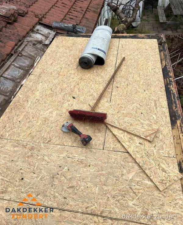 Plat dak vervangen met nieuwe OSB-ondergrond en bitumenrol in Zundert
