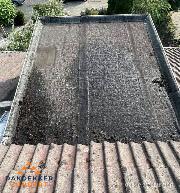 Verouderd plat dak met bitumen en slijtage voor lekkage inspectie in Zundert Verouderd plat dak met bitumen en slijtage voor lekkage inspectie in Zundert