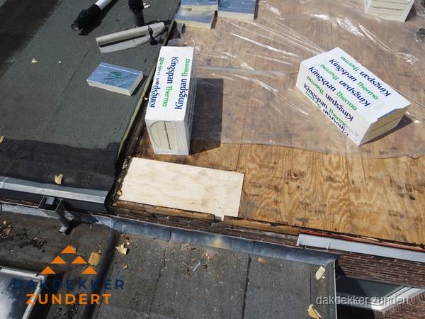 Plat dak isolatie met Kingspan isolatieplaten tijdens renovatie in Zundert