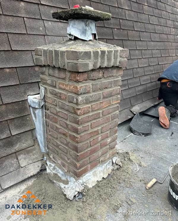 Schoorsteen reparatie met lood en voegwerk op leien dak in Zundert Schoorsteen reparatie met lood en voegwerk op leien dak in Zundert