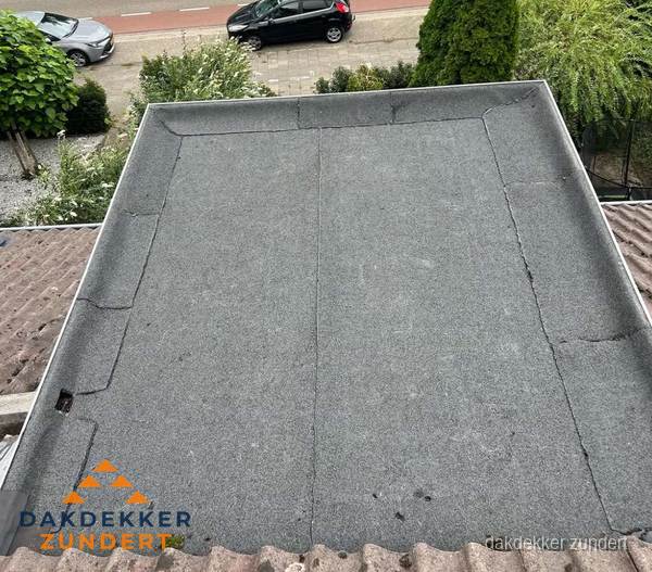 Nieuw aangebrachte bitumen dakbedekking op plat dak in Zundert Nieuw aangebrachte bitumen dakbedekking op plat dak in Zundert