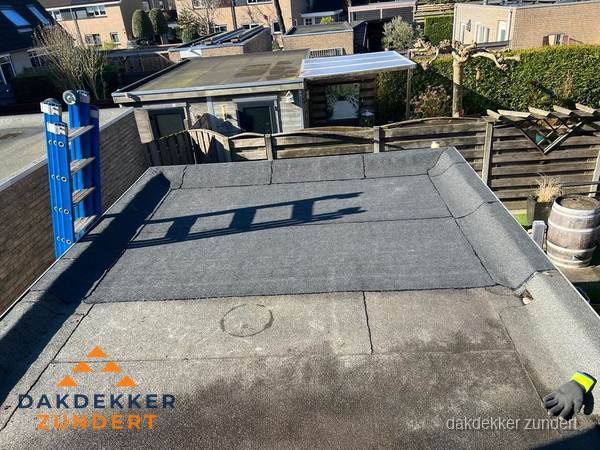 Dakdekker bij bitumen plat dak renovatie in Zundert