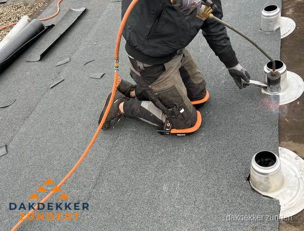 Dakdekker repareert bitumen dakleer bij dakdoorvoer in Zundert Dakdekker repareert bitumen dakleer bij dakdoorvoer in Zundert