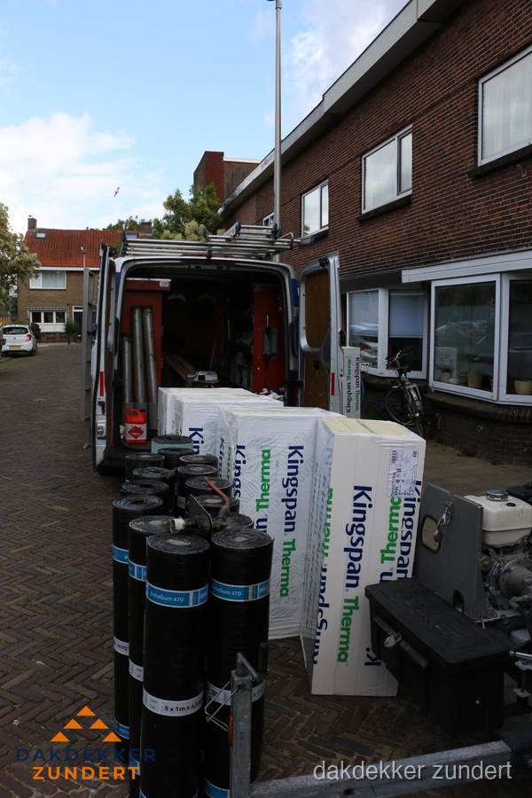 Levering van Kingspan isolatieplaten en bitumenrollen voor dakproject in Zundert