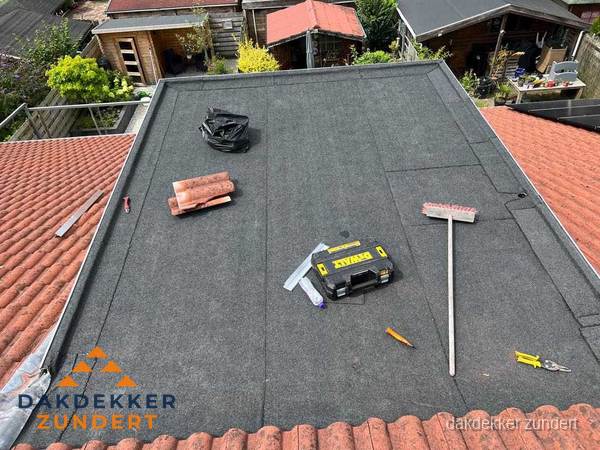 Nieuw plat dak met bitumen dakbedekking in Zundert