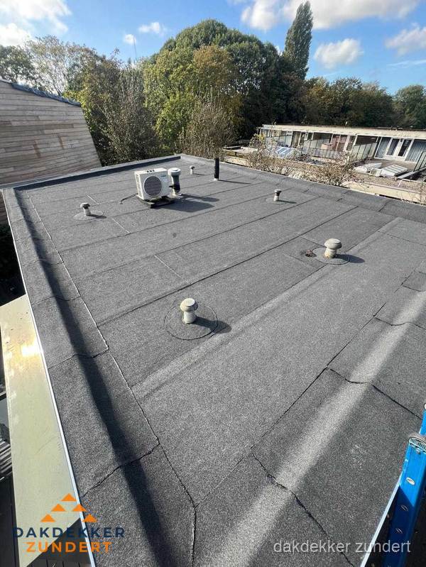 Kosten dakdekker: afgewerkt plat bedrijfsdak met bitumen in Zundert