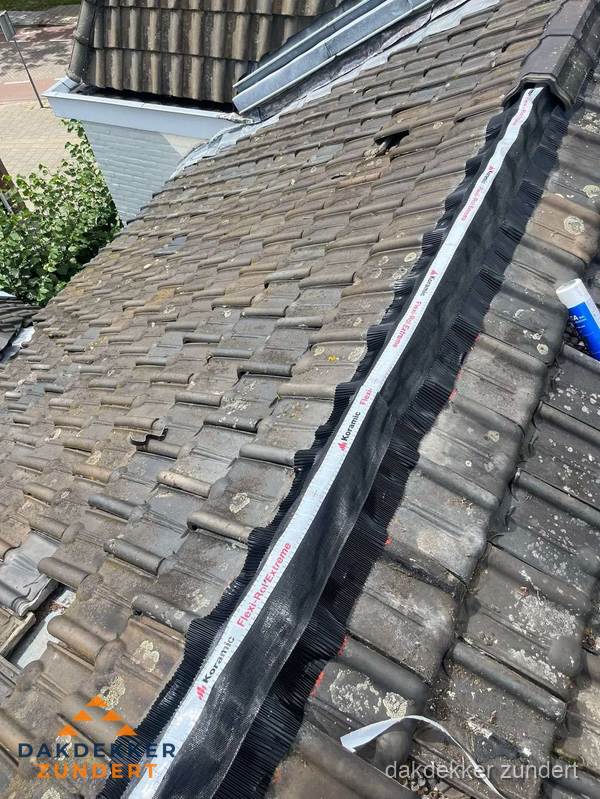 Nokvorst renovatie met Koramic nokrol op schuin pannendak in Zundert