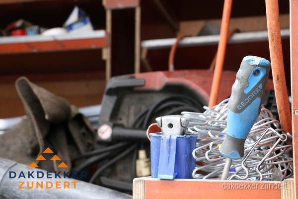 Professioneel gereedschap van dakdekker in Zundert