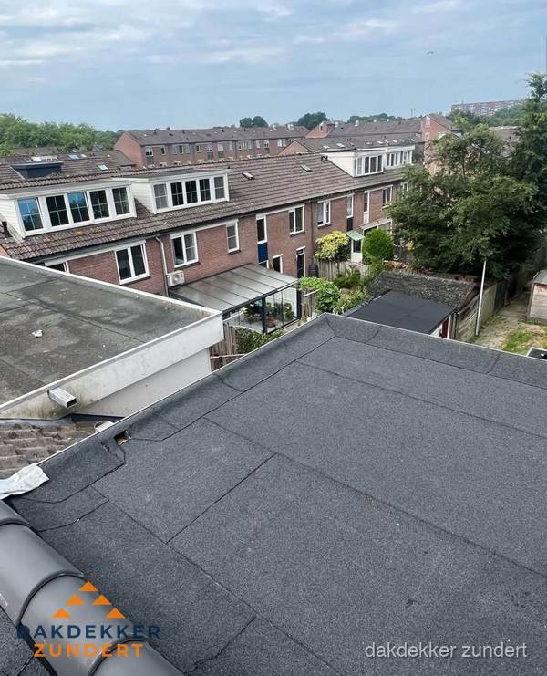 Vernieuwd plat dak met bitumen in woonwijk in Zundert