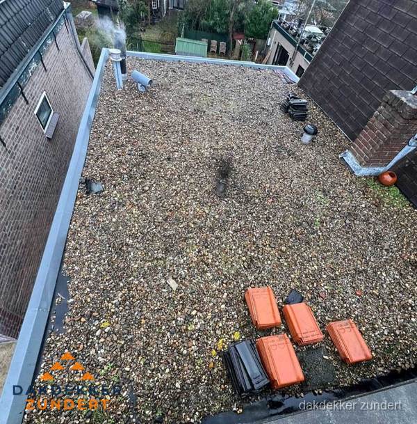Plat dak met grindballast en dakdoorvoeren in Zundert