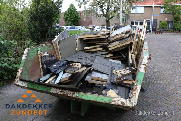 Puincontainer met oud dakmateriaal na dakrenovatie in Zundert