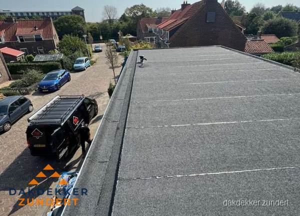 Nieuw bitumen plat dak met uitzicht over woonwijk in Zundert