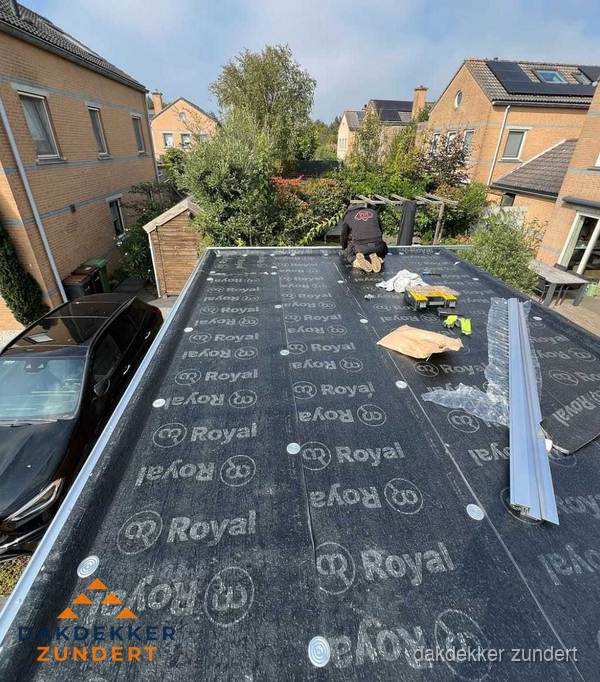 Dakdekker aan het werk op plat dak renovatie in Zundert