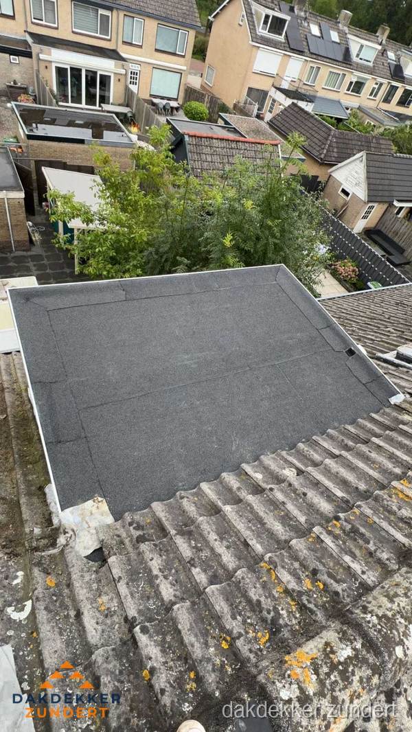 Plat dak aanbouw met bitumen dakbedekking in woonwijk Zundert