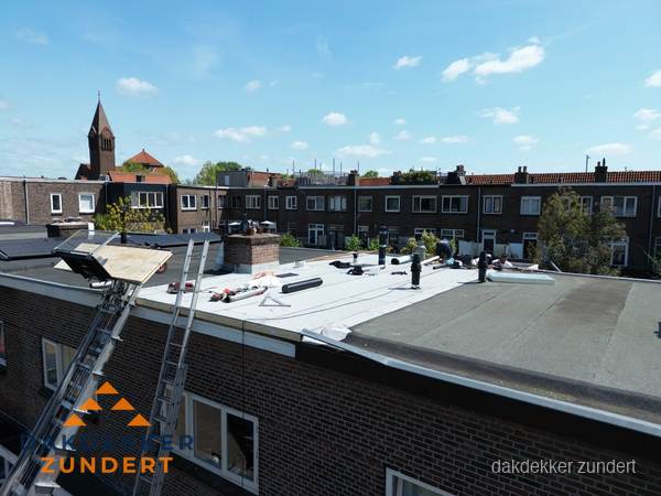 Dakdekkers aan het werk op plat dak in Zundert
