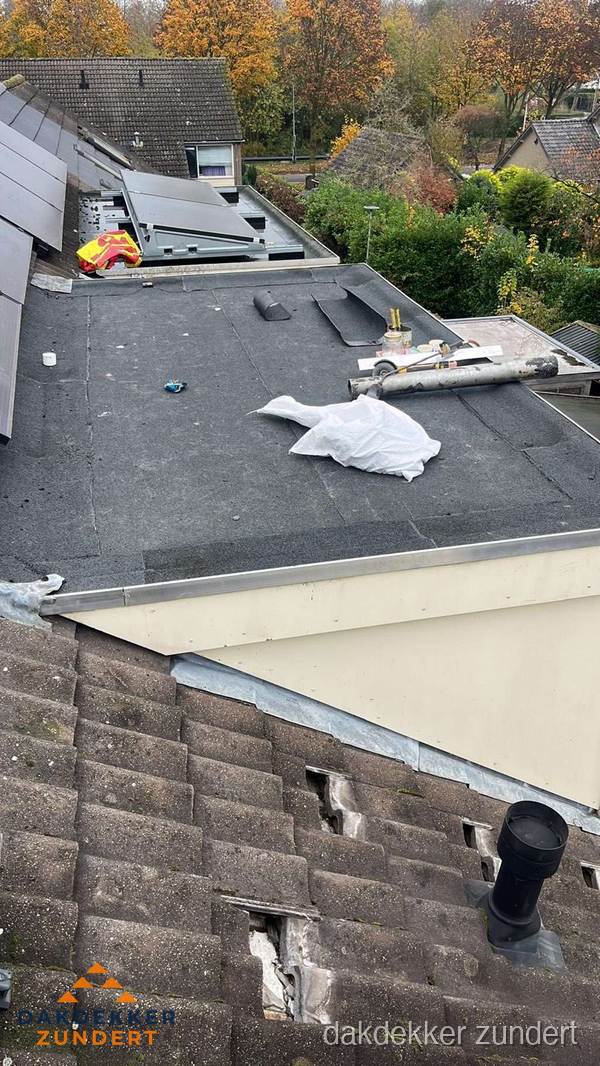 Beschadigde dakbedekking op plat dak voor reparatie in Zundert