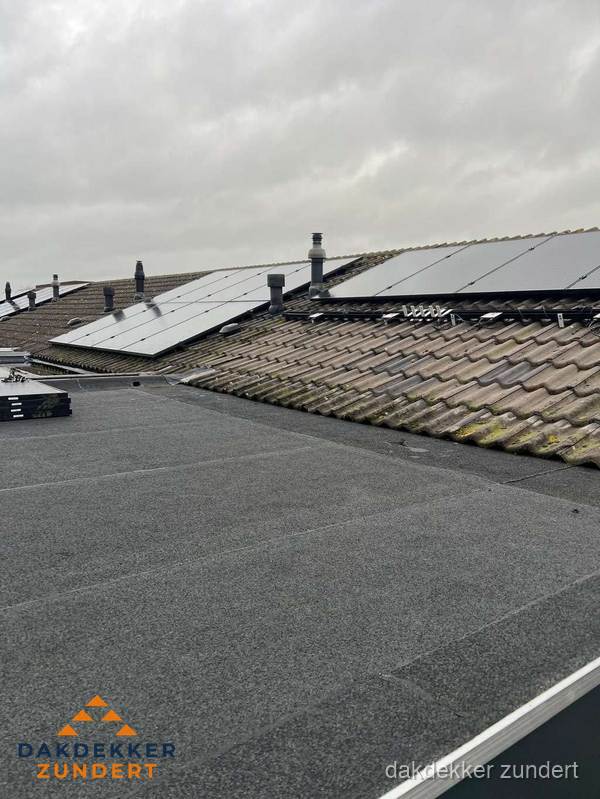 Bitumen dakbedekking op plat dak met aansluitend pannendak en zonnepanelen in Zundert Bitumen dakbedekking op plat dak met aansluitend pannendak en zonnepanelen in Zundert