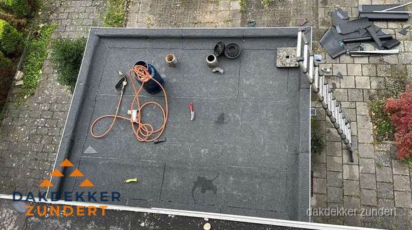 Plat dak met nieuwe bitumen bedekking in Zundert