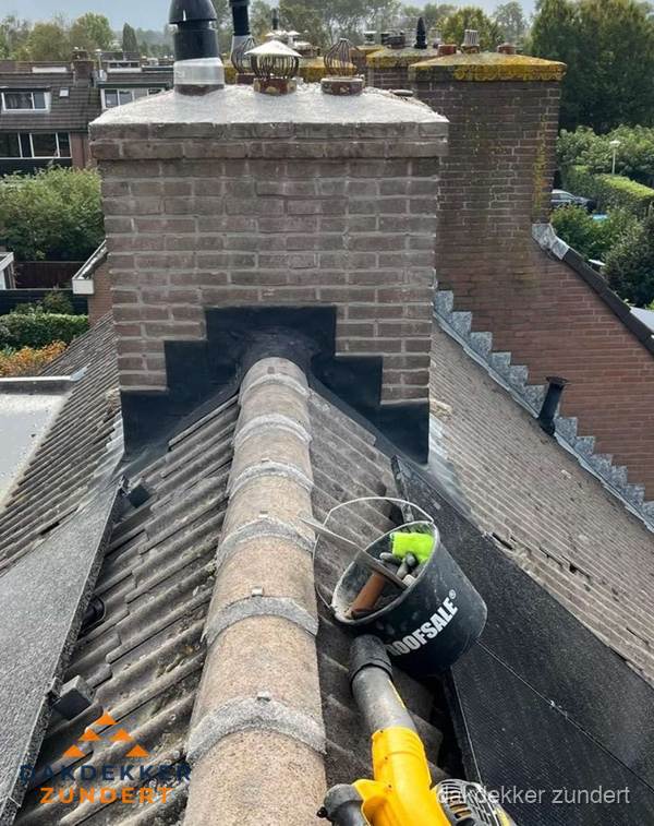 Schoorsteen met loodaansluiting en nokvorst op pannendak in Zundert Schoorsteen met loodaansluiting en nokvorst op pannendak in Zundert