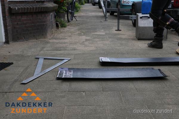 Dakbedekkingsmateriaal en zinkwerk klaargelegd voor reparatie in Zundert Dakbedekkingsmateriaal en zinkwerk klaargelegd voor reparatie in Zundert