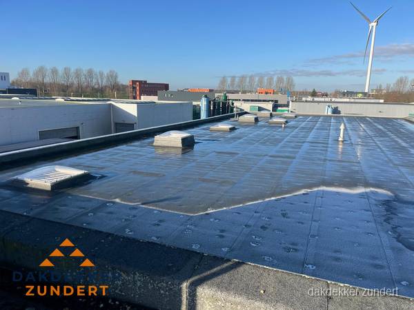 Plat dak bedrijfspand met bitumen dakbedekking en lichtkoepels in Zundert Plat dak bedrijfspand met bitumen dakbedekking en lichtkoepels in Zundert