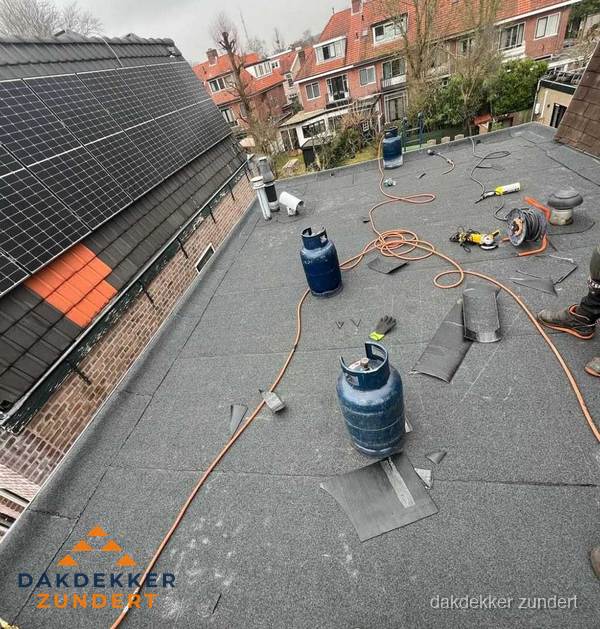 Daklekkage repareren met brandgereedschap op plat dak in Zundert