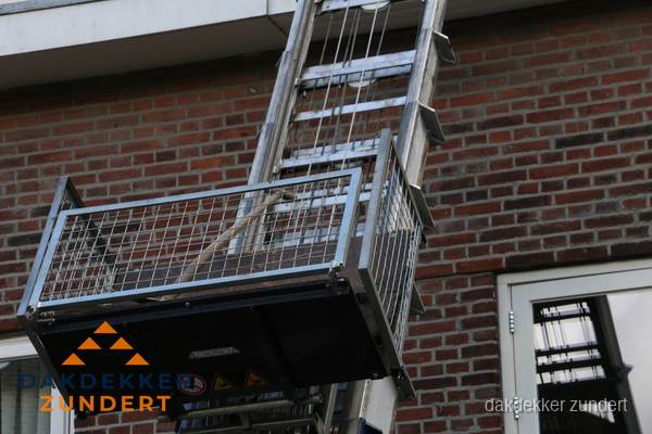 Ladderlift met dakpannen voor dakpan reparatie in Zundert