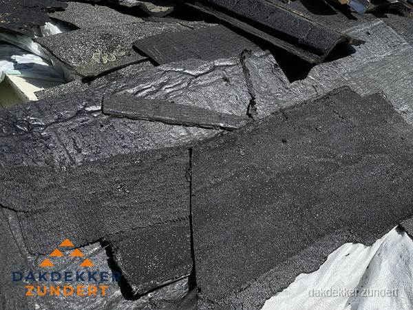Verwijderd oud bitumen dakleer klaar voor vervanging in Zundert