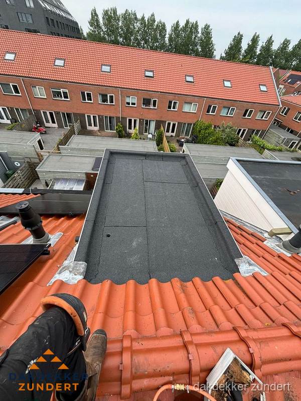 Bitumen dak reparatie op plat dak tussen dakpannen in Zundert Bitumen dak reparatie op plat dak tussen dakpannen in Zundert