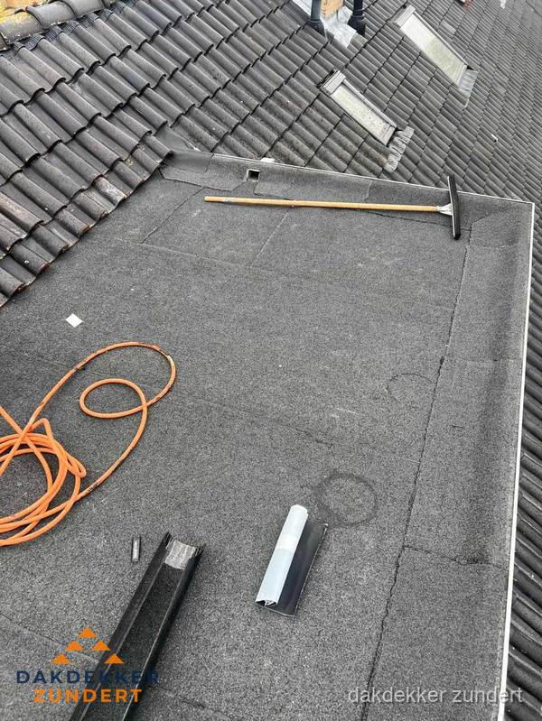 Plat dak reparatie met gereedschap en loodstroken in Zundert Plat dak reparatie met gereedschap en loodstroken in Zundert