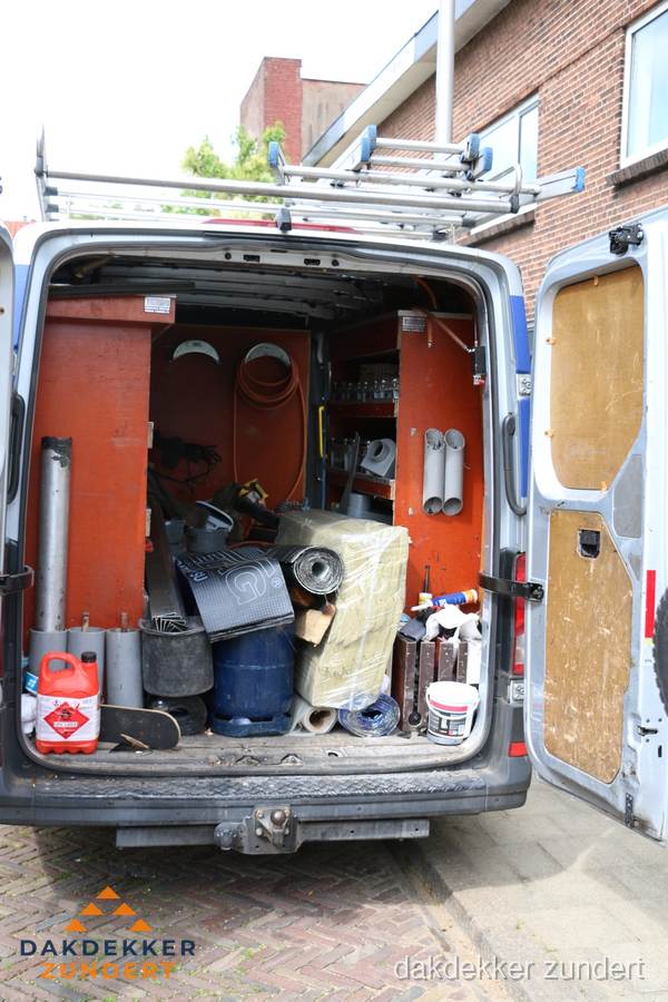 Bedrijfsbus van dakdekker met gereedschap en materialen in Zundert Bedrijfsbus van dakdekker met gereedschap en materialen in Zundert