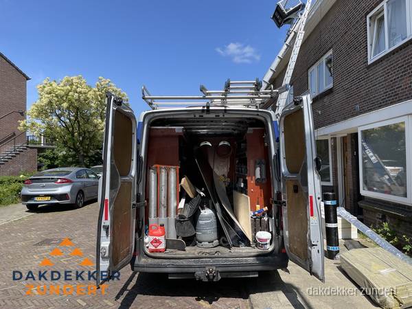 Spoed dakdekker bus met gereedschap en ladder bij woning in Zundert Spoed dakdekker bus met gereedschap en ladder bij woning in Zundert