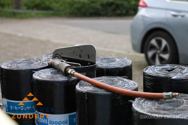 Rollen bitumen dakbedekking EshaGum klaar voor installatie in Zundert