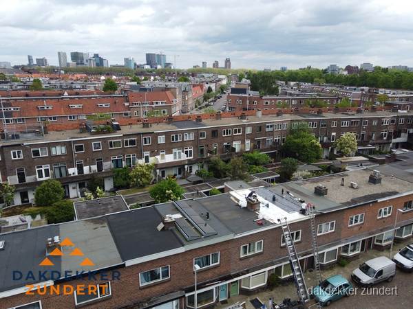 Spoed dakdekker aan het werk op plat dak in woonwijk Zundert Spoed dakdekker aan het werk op plat dak in woonwijk Zundert