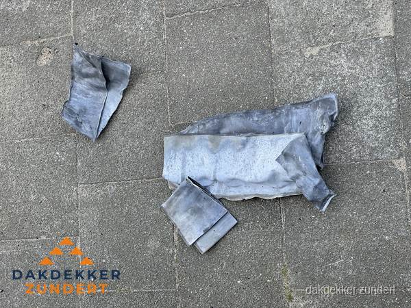Oude verwijderde loodslabben na vervanging in Zundert Oude verwijderde loodslabben na vervanging in Zundert