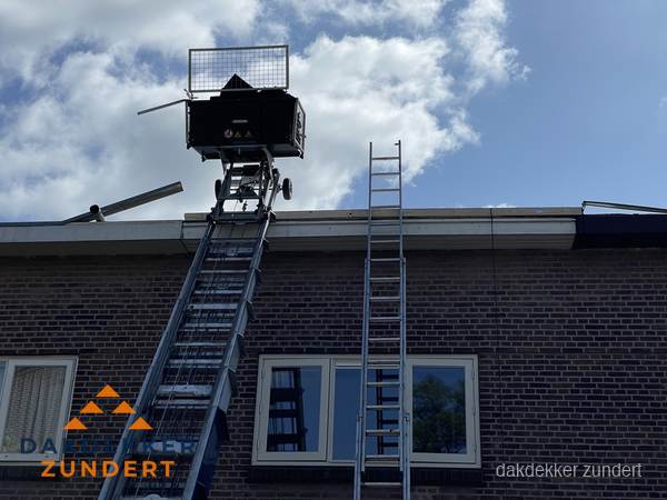 Ladderlift en ladder bij woning voor dakinspectie in Zundert Ladderlift en ladder bij woning voor dakinspectie in Zundert