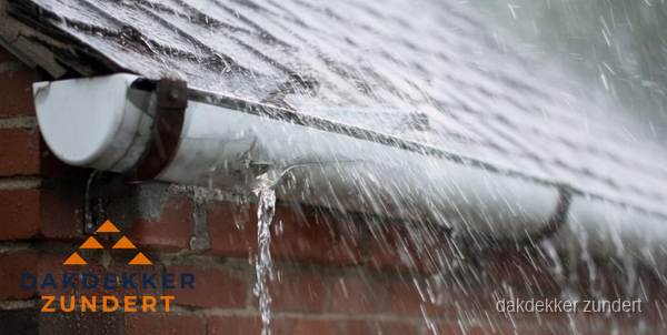 Lekkende dakgoot tijdens regenval in Zundert Lekkende dakgoot tijdens regenval in Zundert