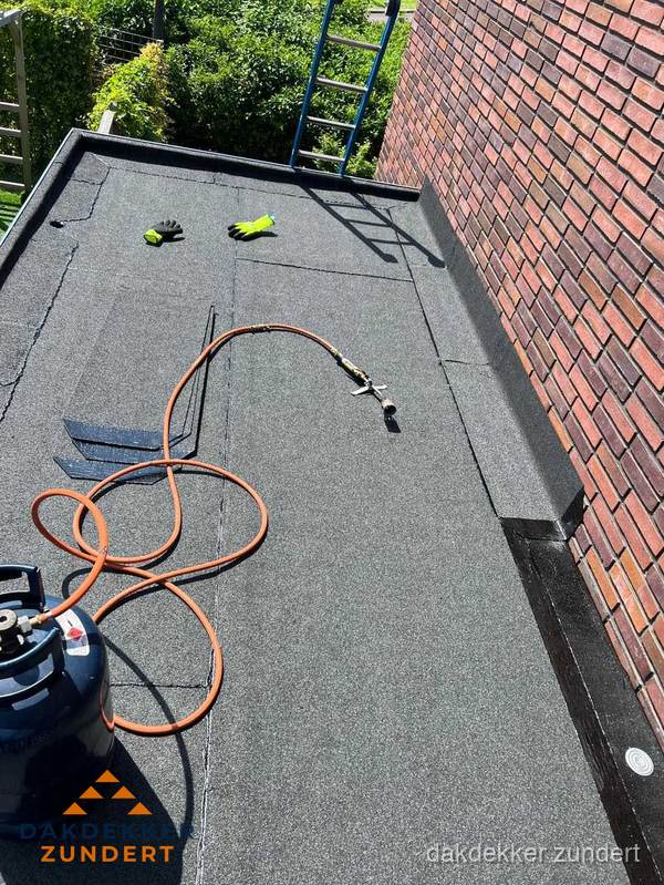 Plat dak met bitumen en brandgereedschap van dakdekkersbedrijf in Zundert Plat dak met bitumen en brandgereedschap van dakdekkersbedrijf in Zundert