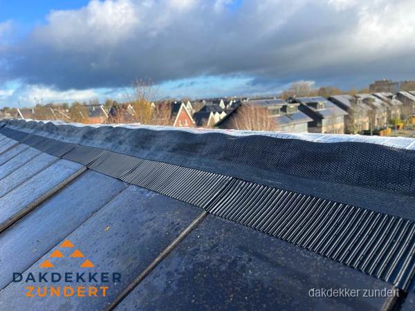 Dakisolatie bij de nok met ventilatieprofiel op schuin dak in Zundert