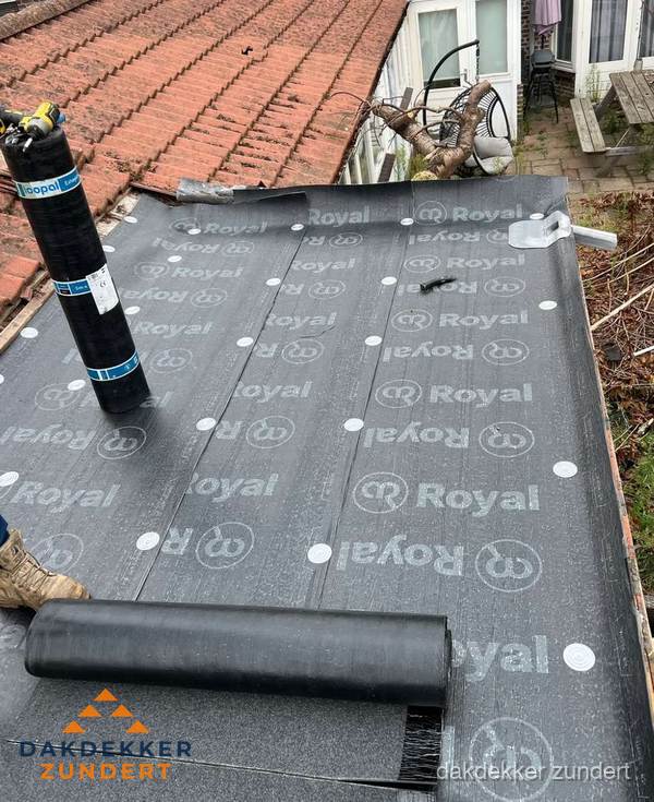 Bitumen dakbedekking leggen op plat dak aanbouw in Zundert