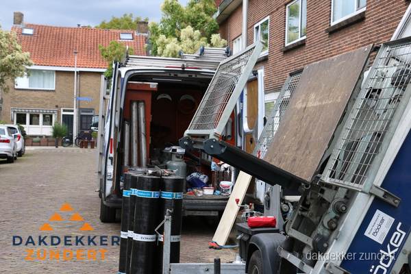 Dakdekkersbusje met materiaal en ladderlift voor dakpannen vervangen in Zundert