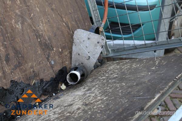 Dakdekkers gasbrander voor bitumen werkzaamheden in Zundert