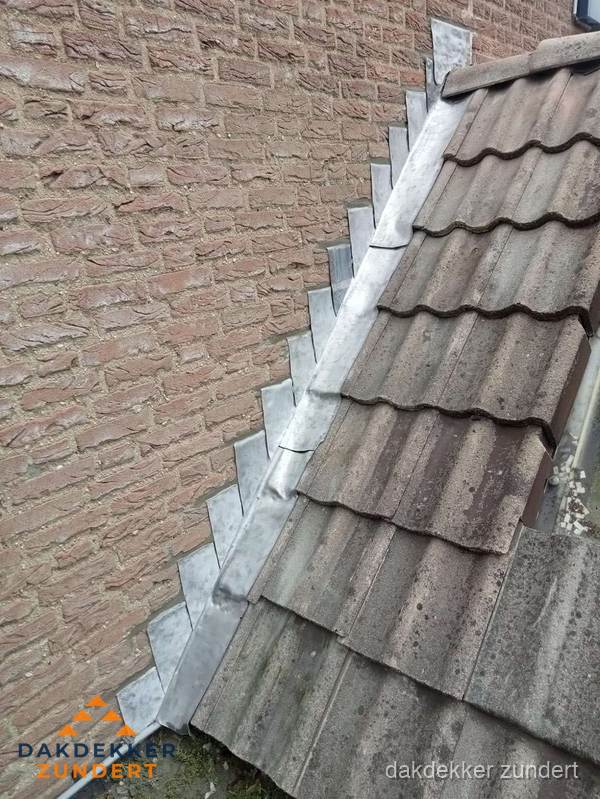Loodslabben langs dakaansluiting bij bakstenen muur in Zundert Loodslabben langs dakaansluiting bij bakstenen muur in Zundert