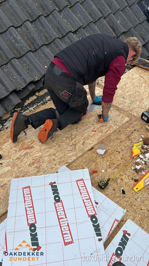 Dakdekker plaatst PIR-isolatieplaten op plat dak in Zundert
