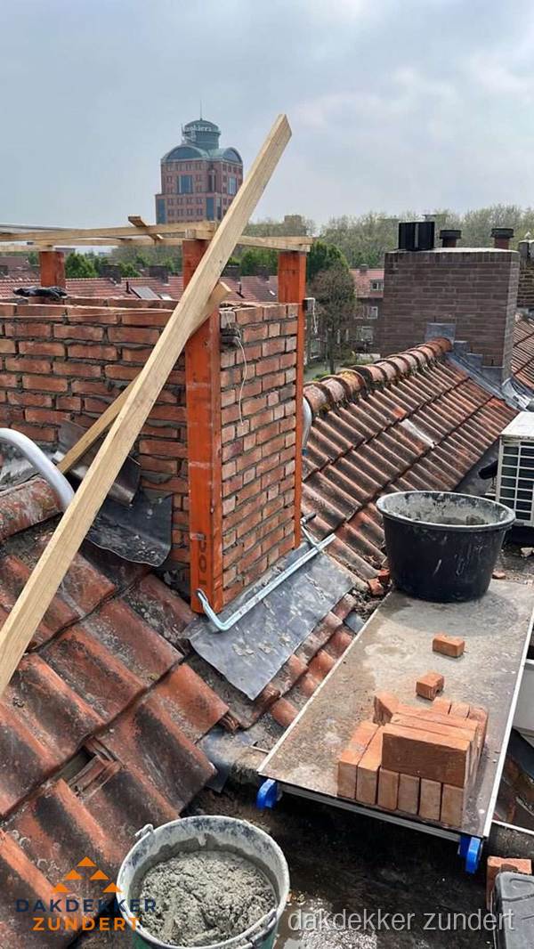 Schoorsteen renovatie met metselwerk op schuin dak in Zundert