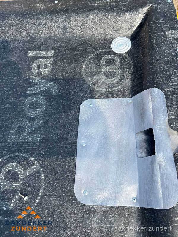 Dakgoot aansluiting op bitumen dak in Zundert