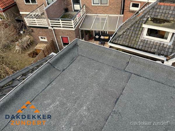 Overzicht plat dak met dakgoot in woonwijk Zundert