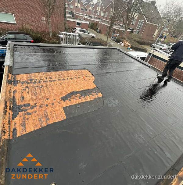 Dakdekker brengt EPDM dakbedekking aan op plat dak in Zundert Dakdekker brengt EPDM dakbedekking aan op plat dak in Zundert
